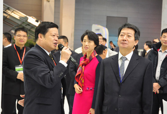 国家能源局梁志鹏副司长参观第六届中国(无锡)国际新能源大会振发新能源展位